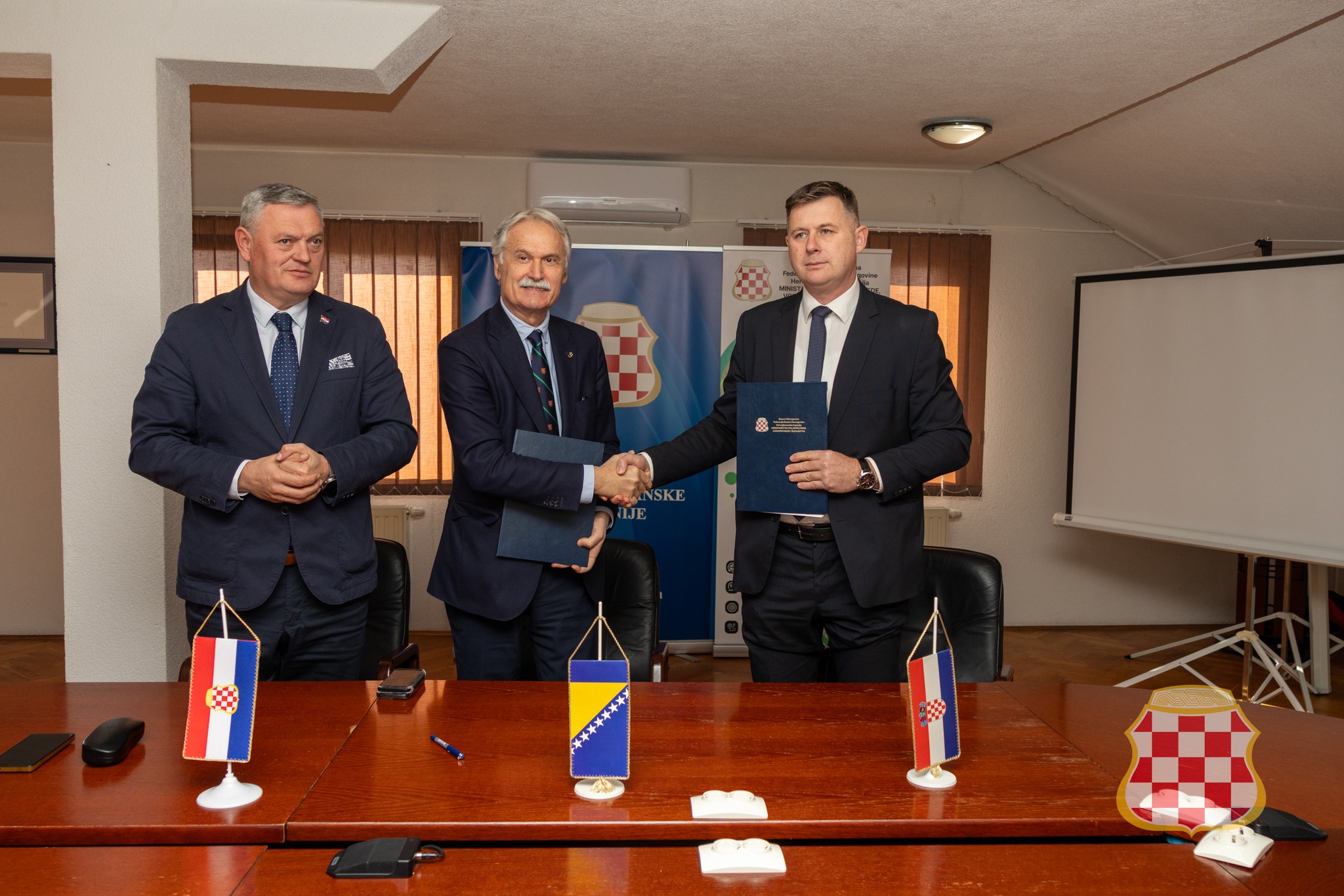 Potpisan Ugovor o izradi stručne studije upravljanja populacijom divljih konja u Hercegbosanskoj županiji – ključni korak u sustavnom i odgovornom upravljanju populacijom divljih konja